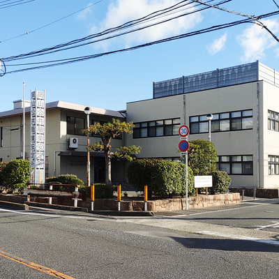 <p class="text-xs">ハローワークを<br>南へ300m</p>